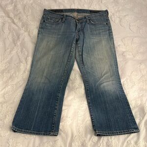 Low waisted cropped blue jeans